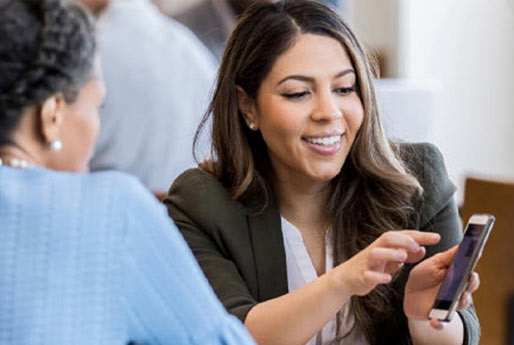 Banking representative assistinga client
